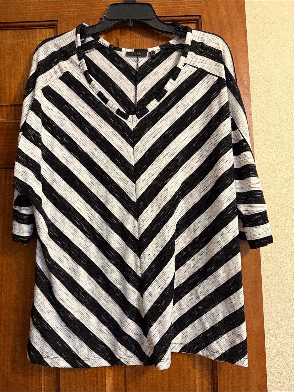 Women's Black & White Striped V-Neck Top size XL